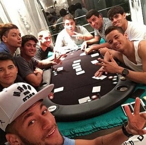 Neymar jugando con sus amigos al juego Texas Hold’em